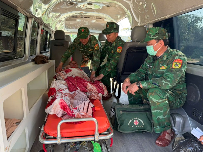 Da Nang border guards race to rescue Lao pregnant woman giving birth in difficult circumstances. Photo: Hong Anh