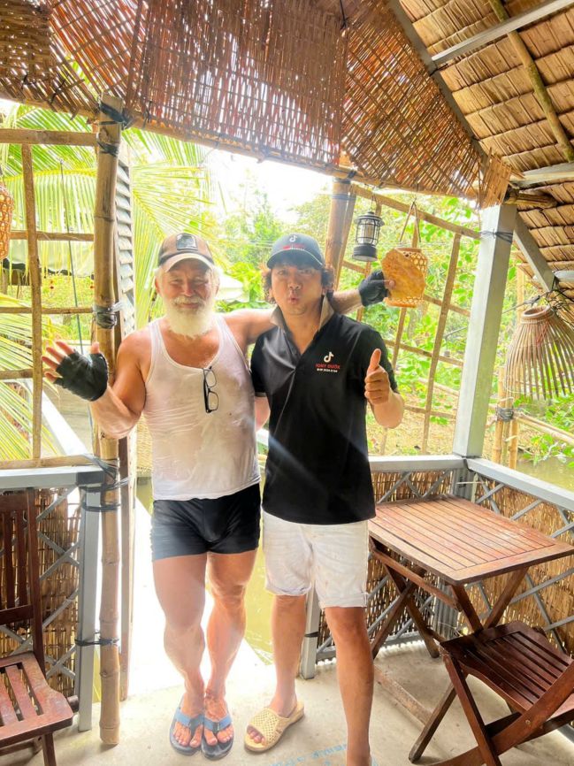 Vị khách nước ngoài bất ngờ khi được mời vào nhà người lạ ăn cơm khi đi du lịch miền Tây. Ảnh: Tony Duok