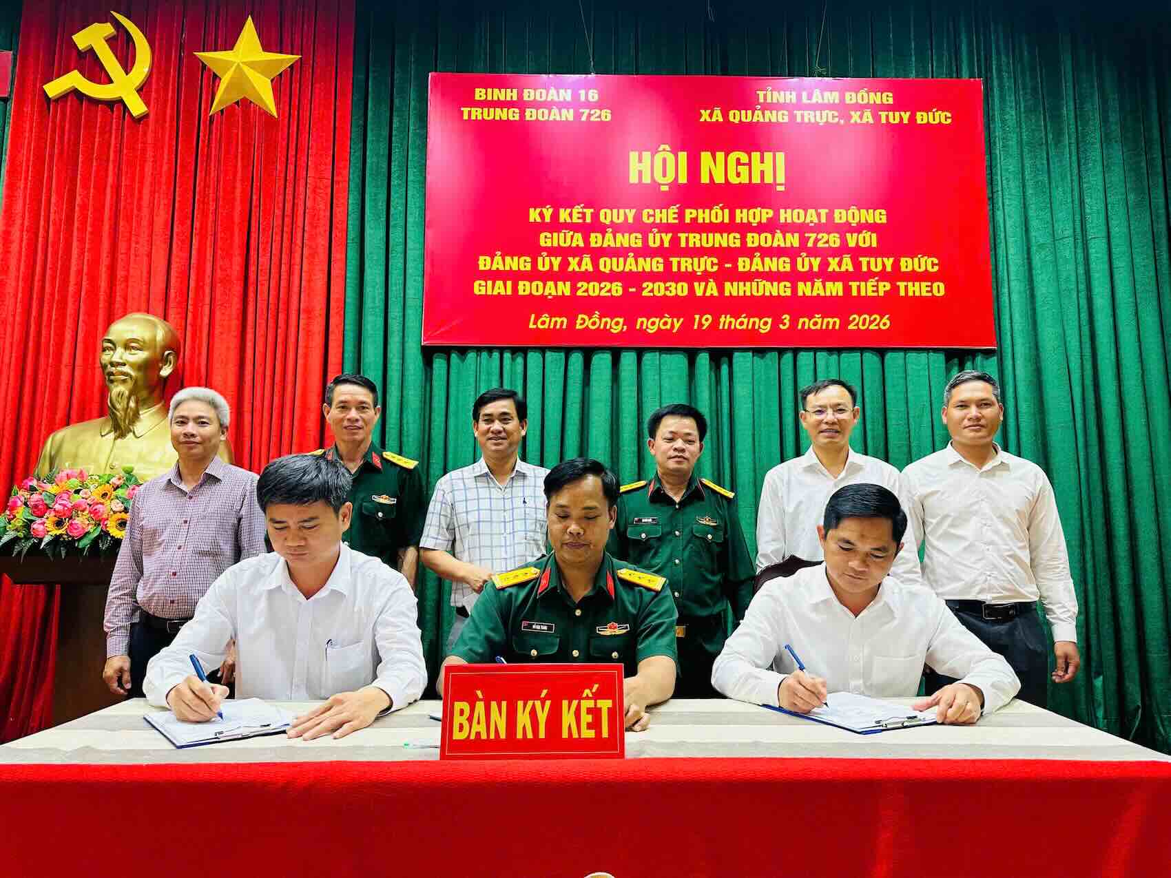 ライ・ヴァン・トゥアン大佐、党委員会常務委員、第16軍団政治部長は、第726連隊の代表とクアンチュックコミューン党委員会、トゥイドゥックコミューン党委員会との間の署名会議に立ち会いました。写真:リン・コイ