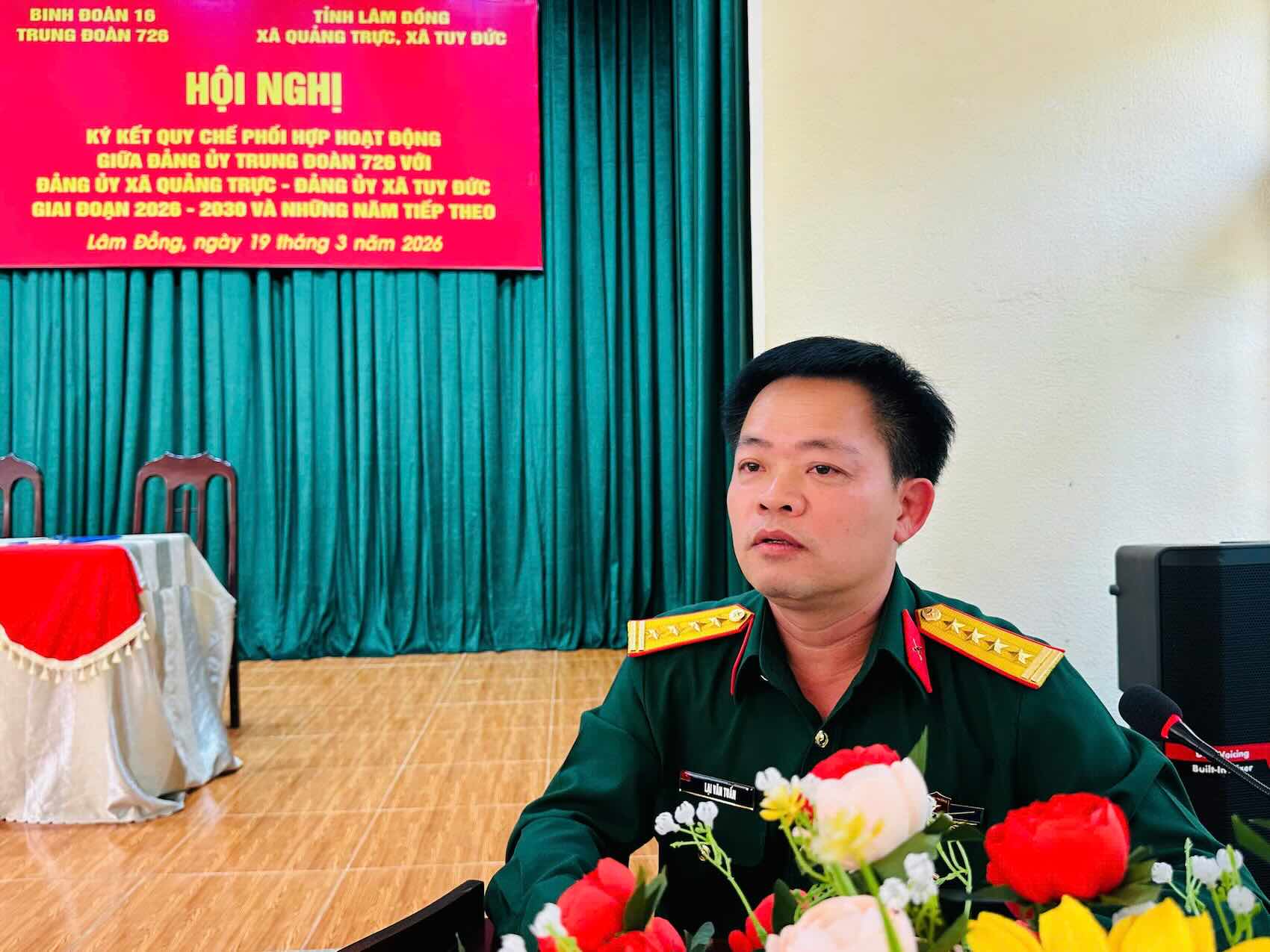Đại tá Lại Văn Tuấn, Ủy viên Ban Thường vụ Đảng ủy, Chủ nhiệm Chính trị Binh đoàn 16 phát biểu tại hội nghị ký kết. Ảnh: Linh Khôi