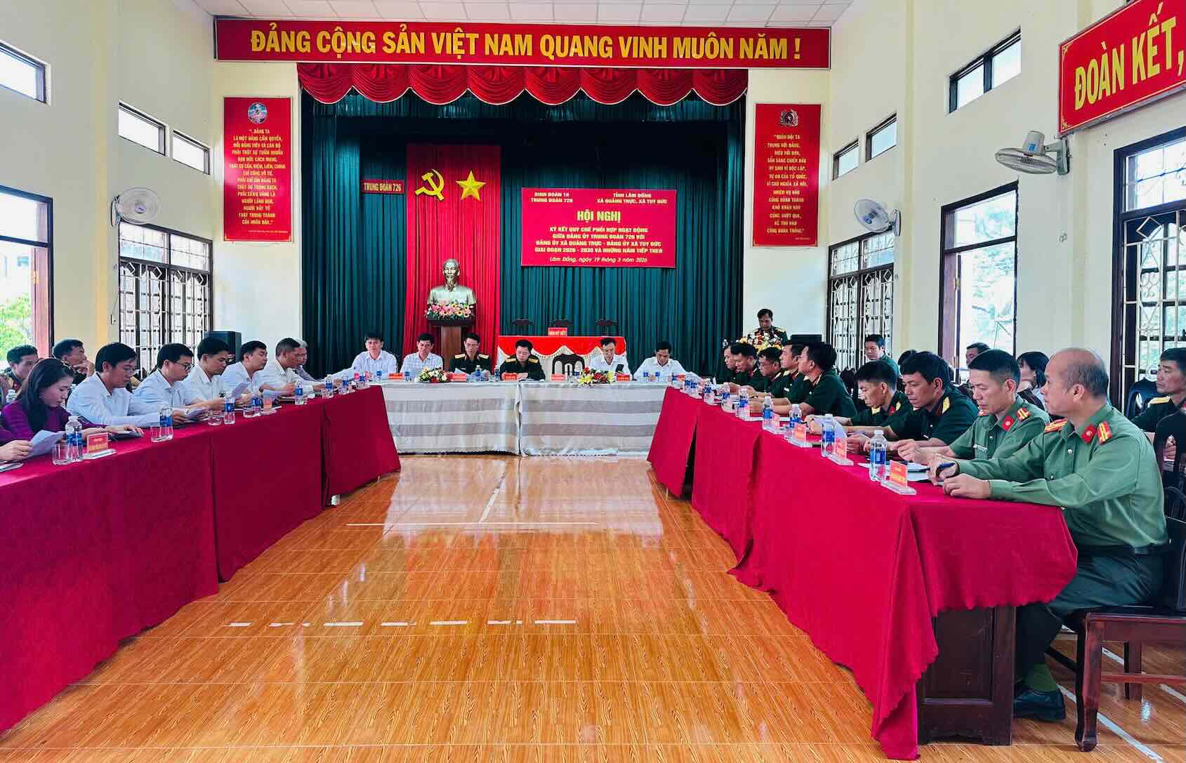 Quang cảnh hội nghị ký kết quy chế phối hợp hoạt động giữa Đảng ủy Trung đoàn 726 với Đảng ủy xã Quảng Trực và Đảng ủy xã Tuy Đức. Ảnh: Linh Khôi