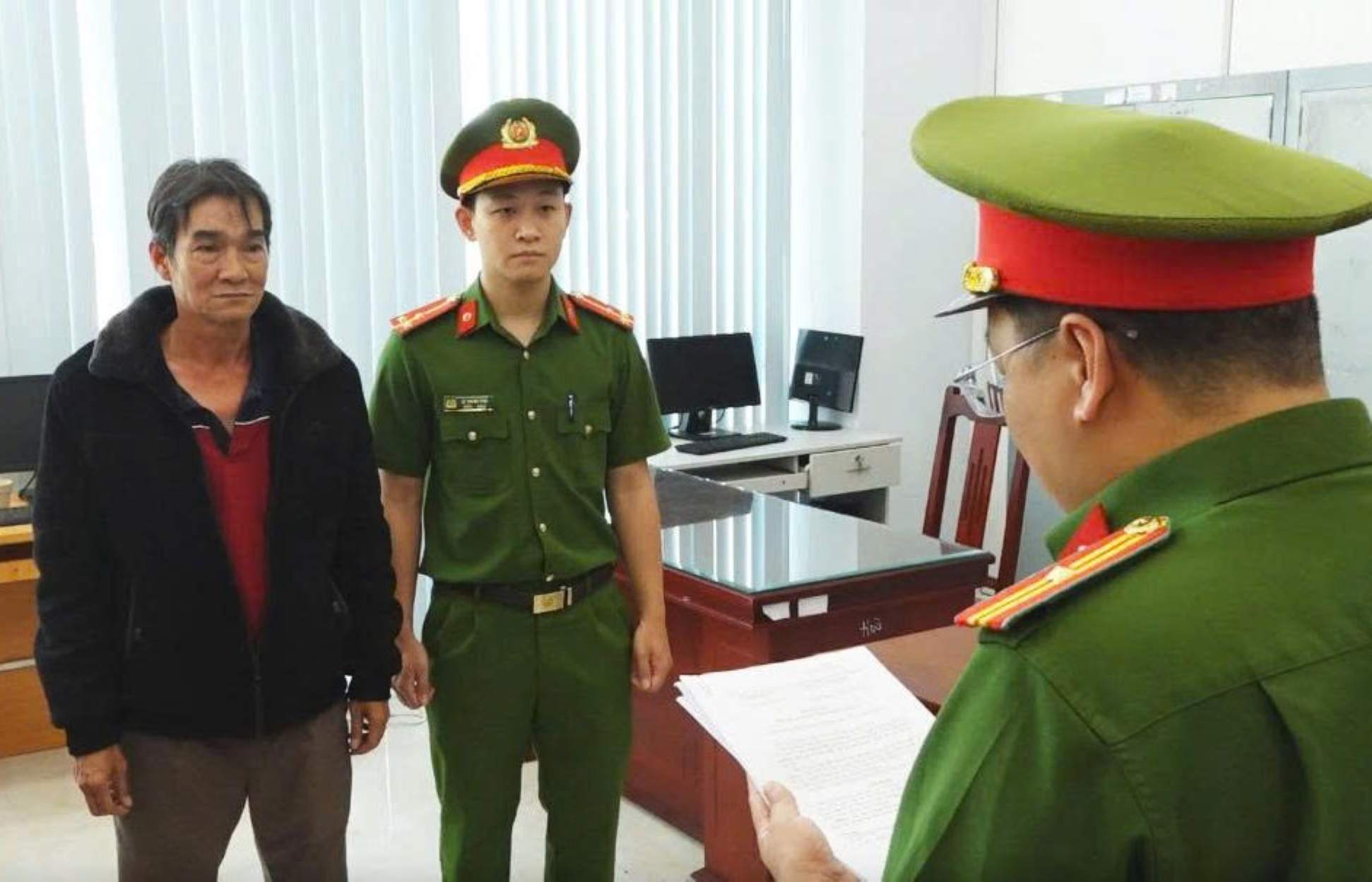 Công an Khánh Hòa đọc lệnh khởi tố đối tượng để điều tra về hành vi sản xuất, buôn bán hàng giả. Ảnh: Khánh Hòa