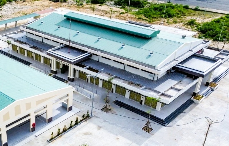 Ayant bénéficié d'un investissement de près de 20 milliards de dongs et d'une construction spacieuse, mais depuis de nombreux mois, le nouveau marché de Hòa Hiệp Bắc, Đà Nẵng, est toujours "fermé à clé". Photo: Trường An