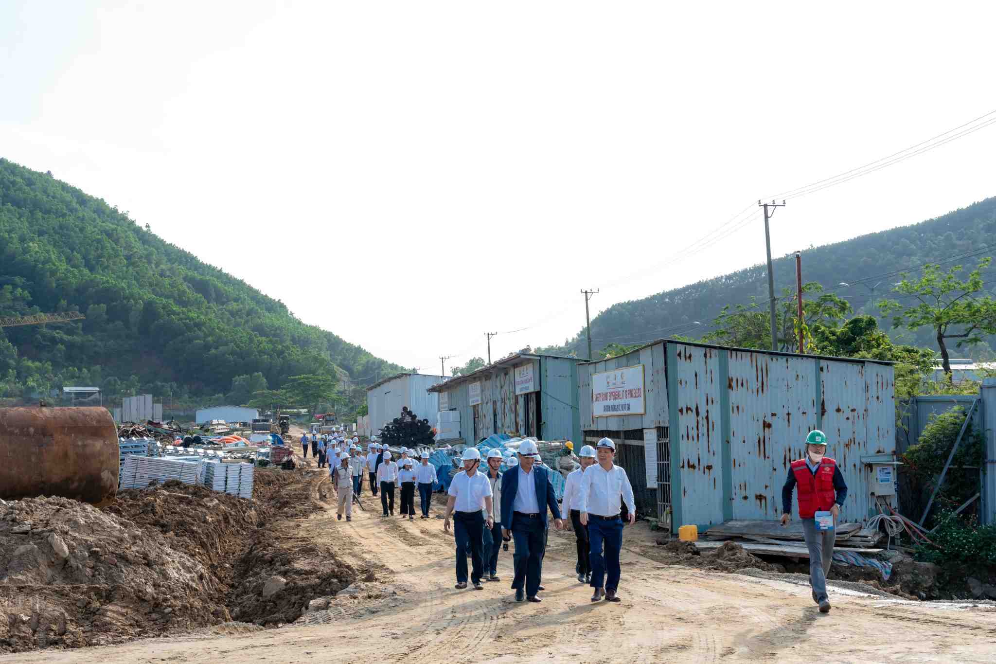 Đoàn công tác của Agribank do Tổng Giám đốc Phạm Toàn Vượng dẫn đầu thăm quan, khảo sát thực tế tại công trường Dự án.