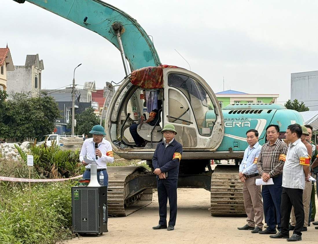 Leaders of the Ward People's Committee read the decision on forced land recovery. Photo: Duong Kinh Ward e-Portal