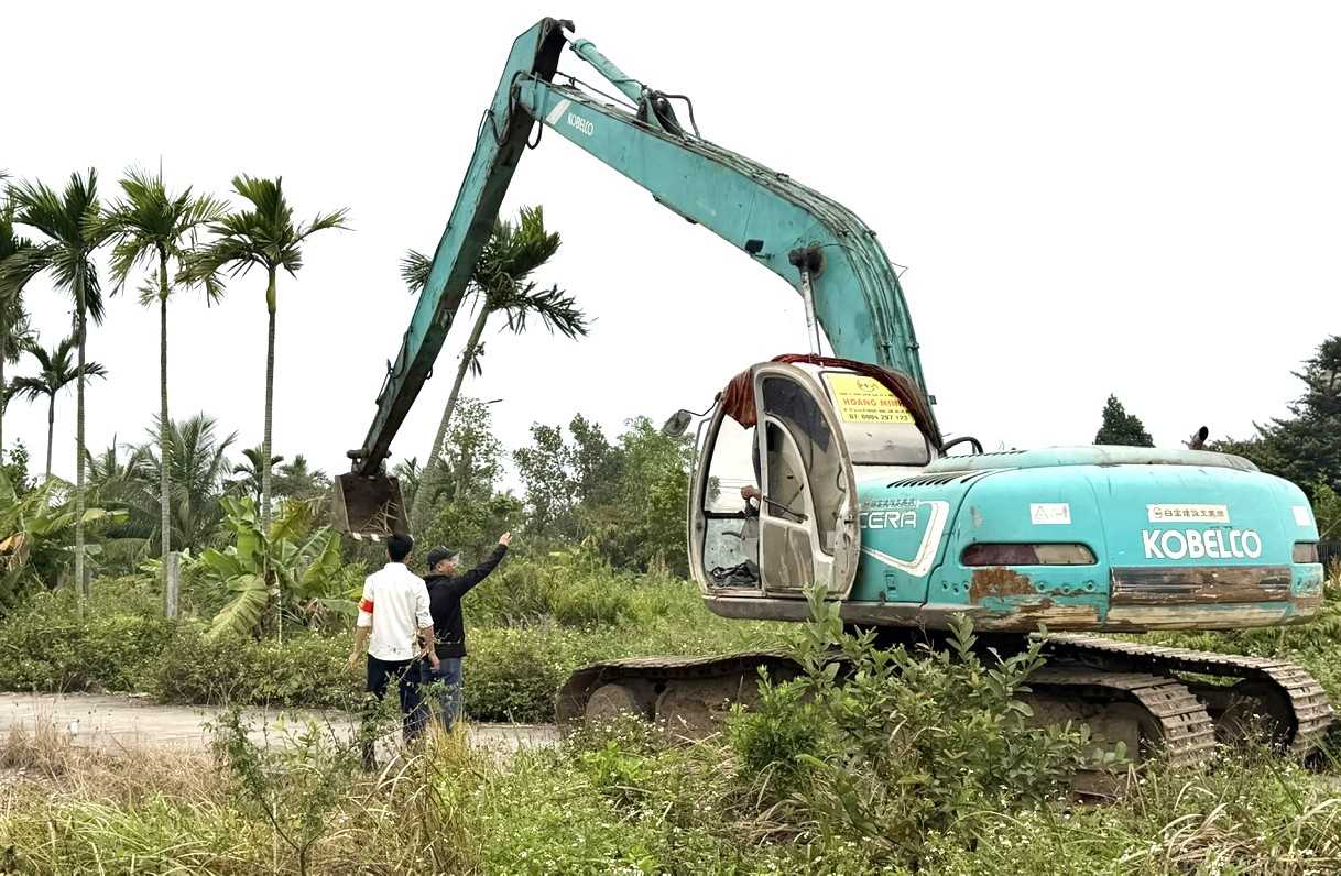 Quá trình cưỡng chế được triển khai nghiêm túc, đảm bảo đúng quy định, an toàn tuyệt đối. Ảnh: Cổng TTĐT phường Dương Kinh