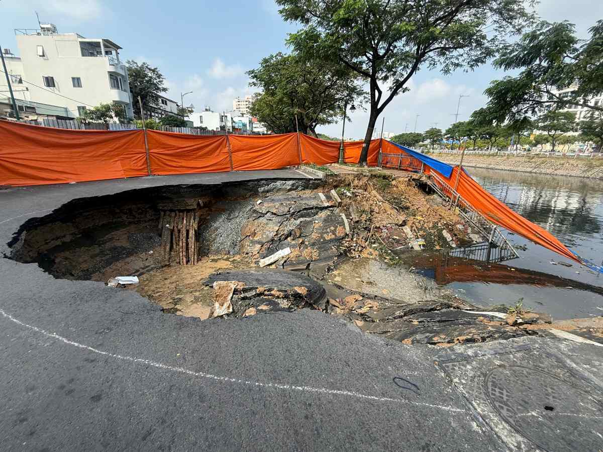 Landslide, subsidence of the Tau Hu canal embankment (HCMC) on January 18, 2026. Photo: Minh Tam
