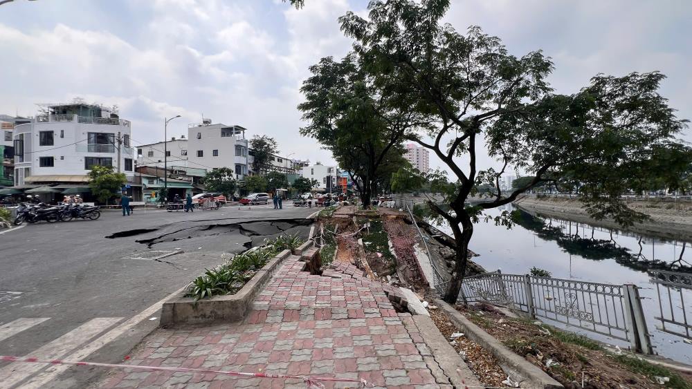 Bờ kênh Tàu Hủ bị sút lún nghiêm trọng.  Ảnh: Minh Tâm