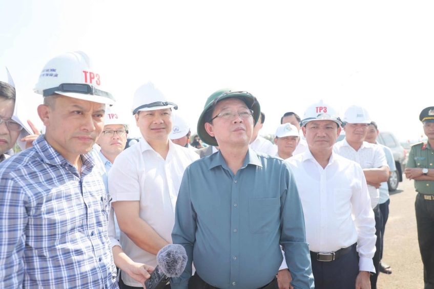 El viceprimer ministro Ho Quoc Dung inspeccionó la realidad del proyecto de la autopista 3 Khanh Hoa - Buon Ma Thuot. Foto de : Ho Ngoc