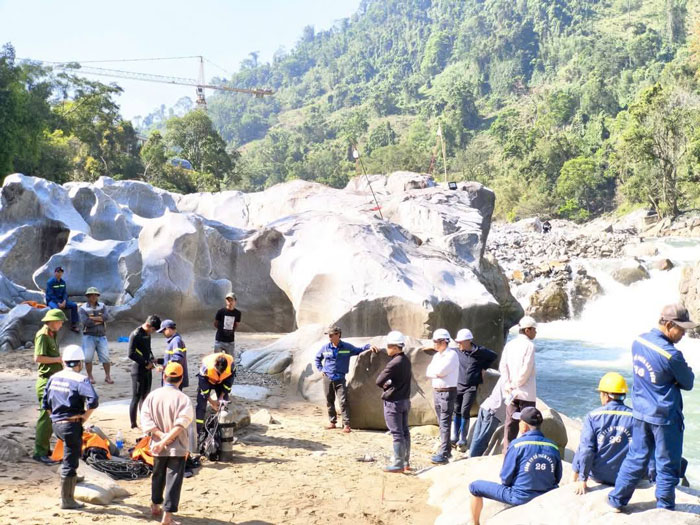 Hàng chục người được huy động để tìm kiếm nạn nhân khi dòng nước suối đang chảy xiết nguy hiểm. Ảnh: Công an 