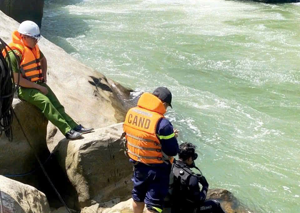 Functional forces search for missing victims under the stream. Photo: Police