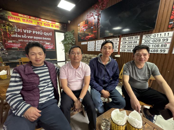 Mr. To Hong Chung (2nd from right) and workers who are owed wages in an exchange about the incident with a reporter from Lao Dong Newspaper. Photo: Bao Han