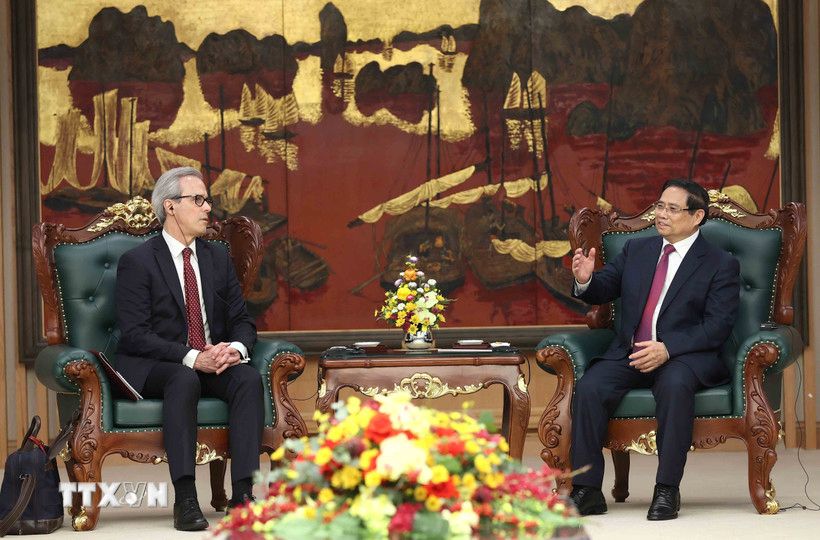 Prime Minister Pham Minh Chinh receives Director of the Department of International Ocean Governance and Sustainable Fishing Fernando Andresen Guimaraes, affirming Vietnam's cooperation with the EU in combating IUU fishing with a receptive spirit. Photo: VNA