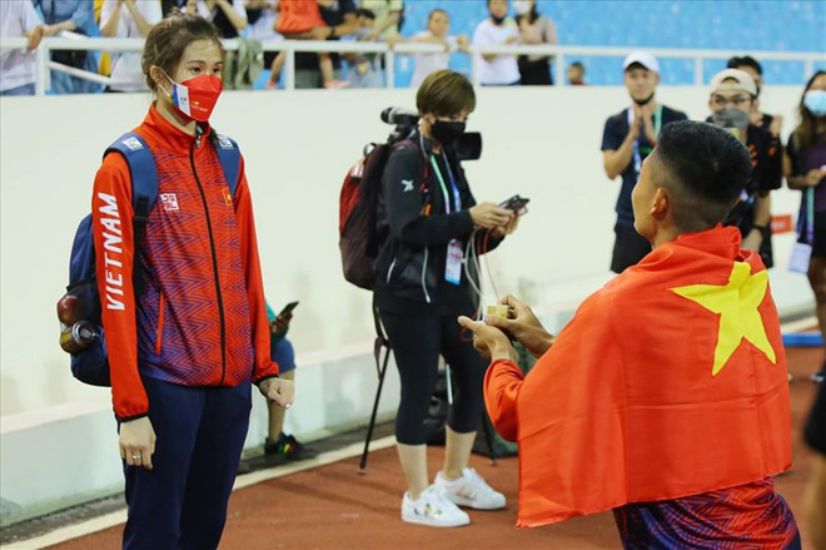 Athlete Nguyen Tien Trong proposed to his girlfriend right at SEA Games 31. Photo: Minh Ngoc