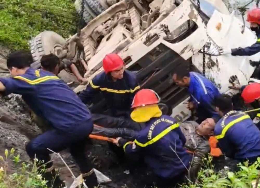 Functional forces of Bac Ninh province promptly rescued the victim. Photo: People provided