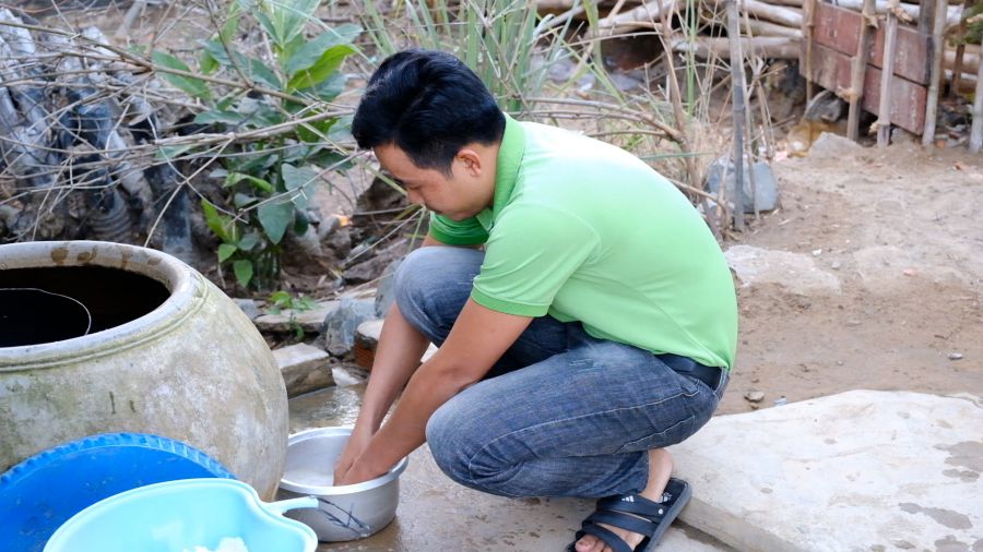 Mr. Da Ra cooks rice to take to work to save costs. Photo: My Ly