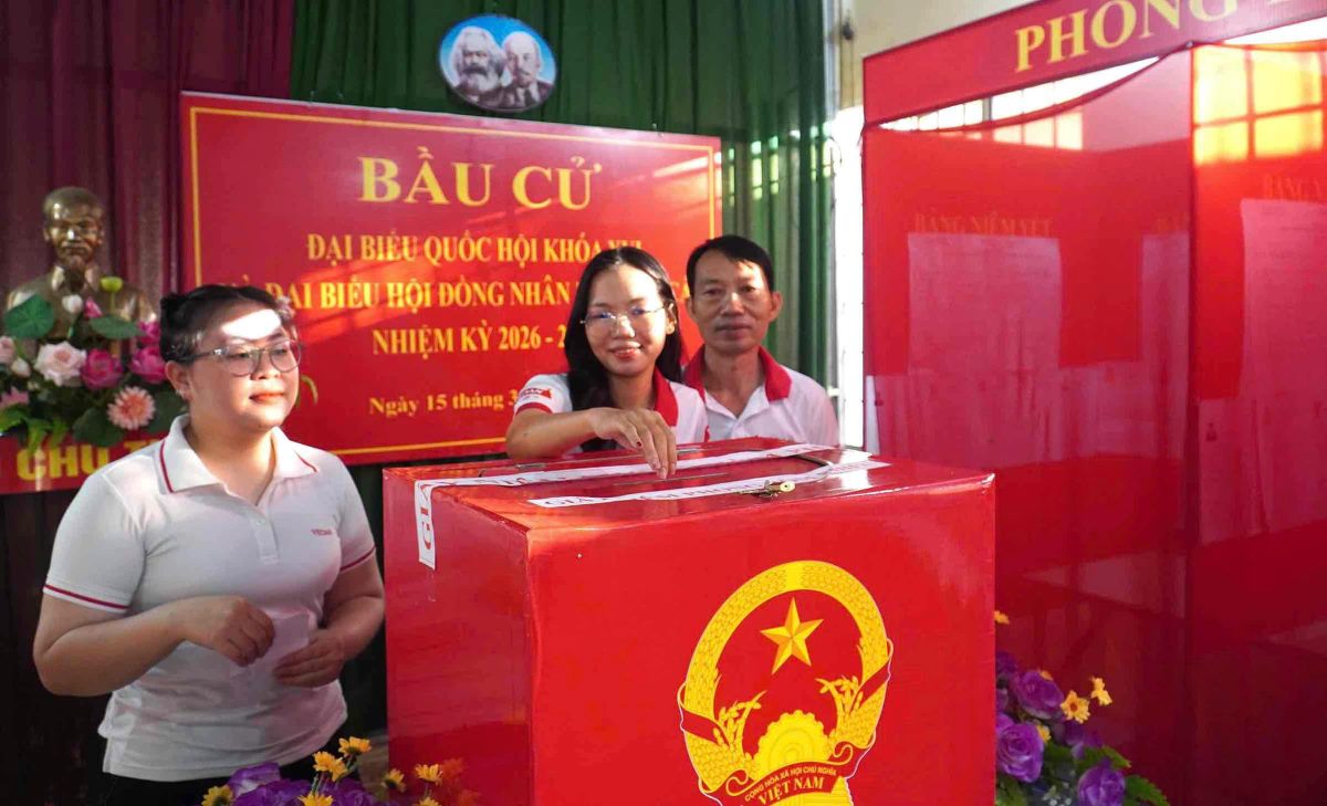 People in Phuoc Thai commune, Dong Nai province vote in the election. Photo: HAC