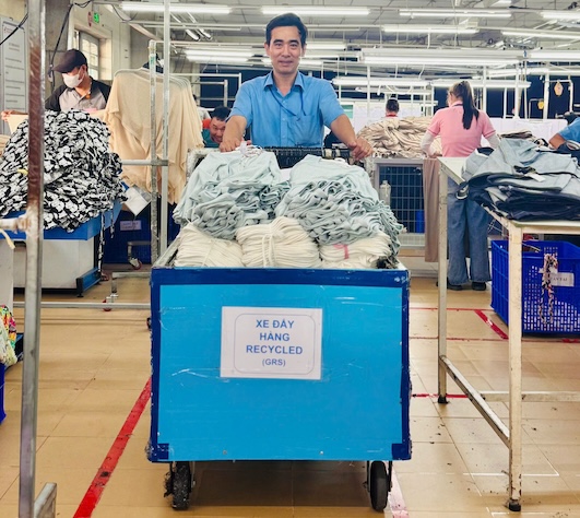 Mr. Ngo Van Khoi - a finished product pusher at Hoa Tho Garment Factory - Quang Ngai and his wife build a happy home, being one of the "Typical Textile and Garment Families" in 2025. Photo: Provided by the character.