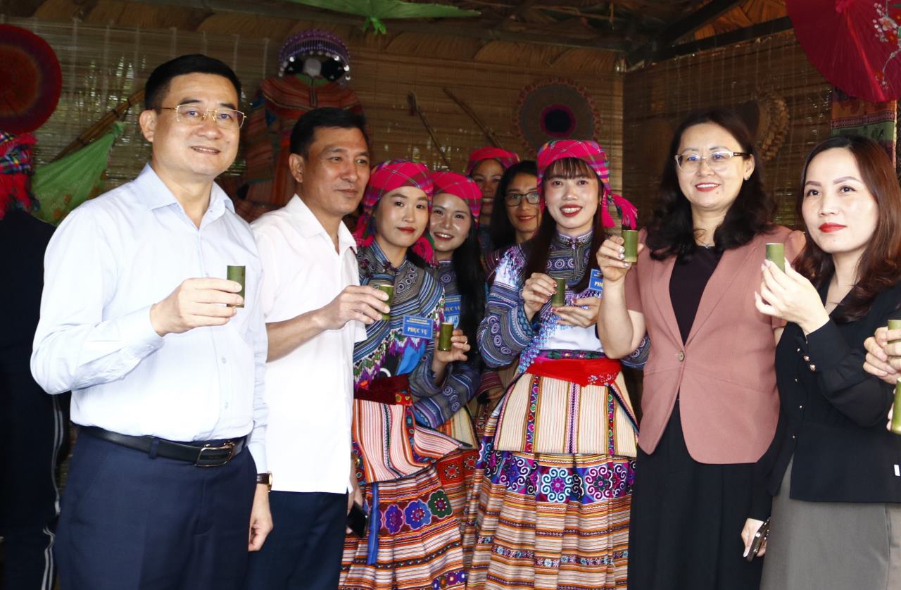 Những sản phẩm đặc sắc của núi rừng được bà con mang đến dịp này. Ảnh: Văn Đức