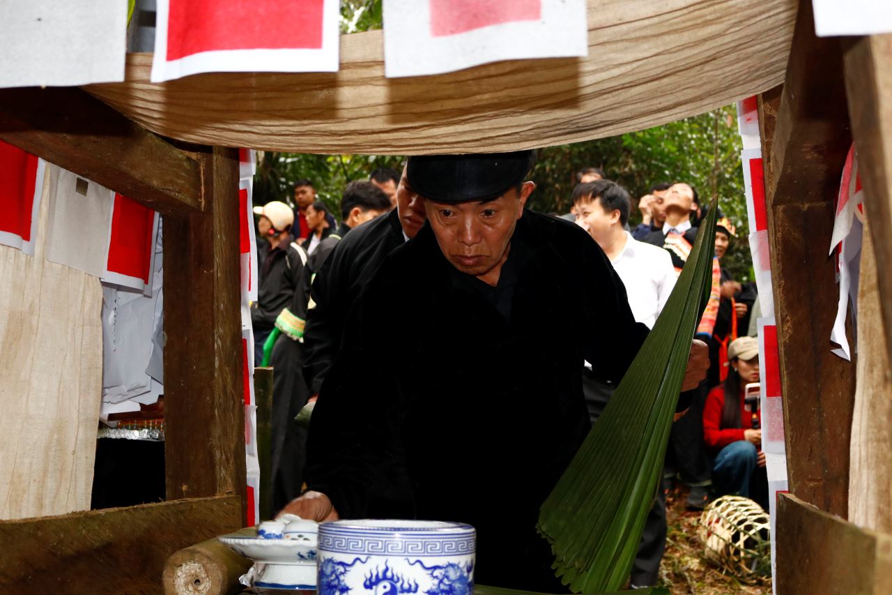 Lễ cúng thần rừng được tổ chức theo các bước với không khí trang nghiêm. Ảnh: Văn Đức