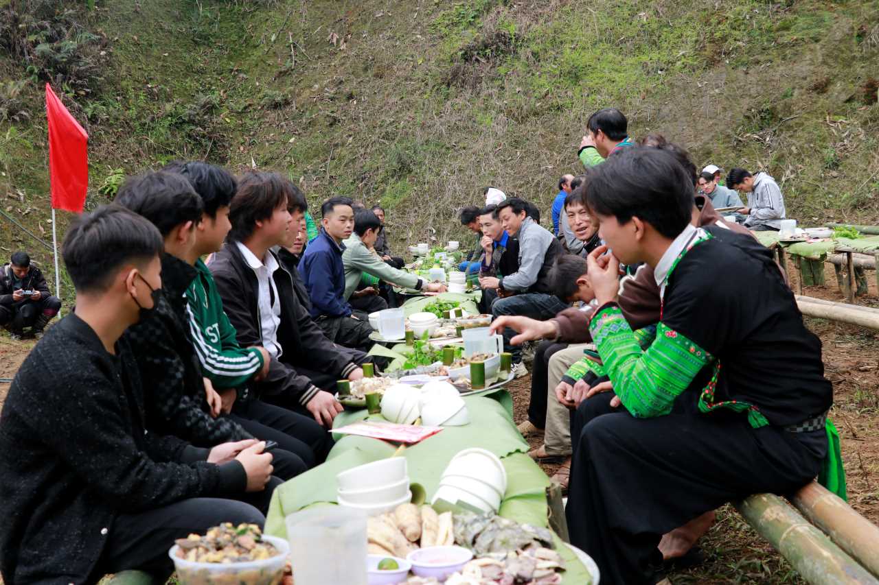 Sau lễ chính, bà con cùng ngồi ăn bữa cơm đoàn kết và cùng ký cam kết lời thề giữ rừng. Ảnh: Văn Đức