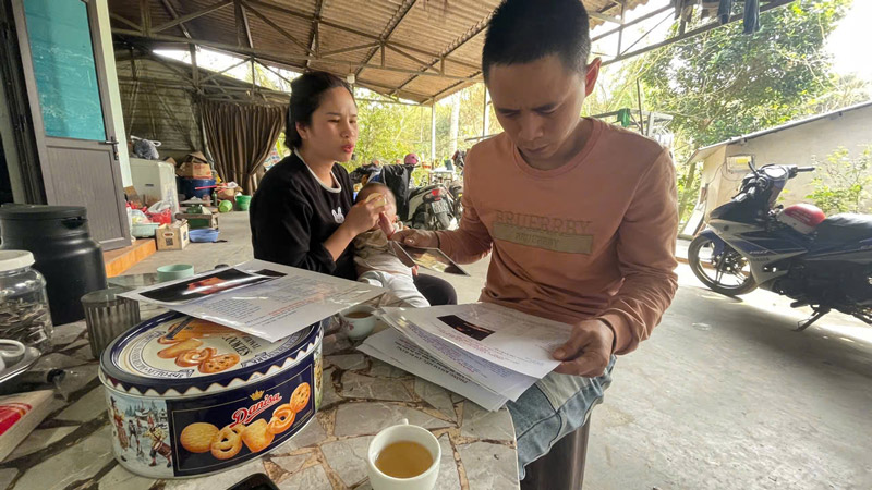 Dù khó khăn, vất vả nhưng cặp vợ chồng ở xã Gia Phú, tỉnh Lào Cai luôn đồng hành cùng con trong việc tìm kiếm giải pháp khắc phục. Ảnh: Đinh Đại