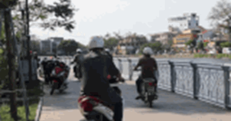 Xe tràn vào phố đi bộ Huế, gây xôn xao dư luận