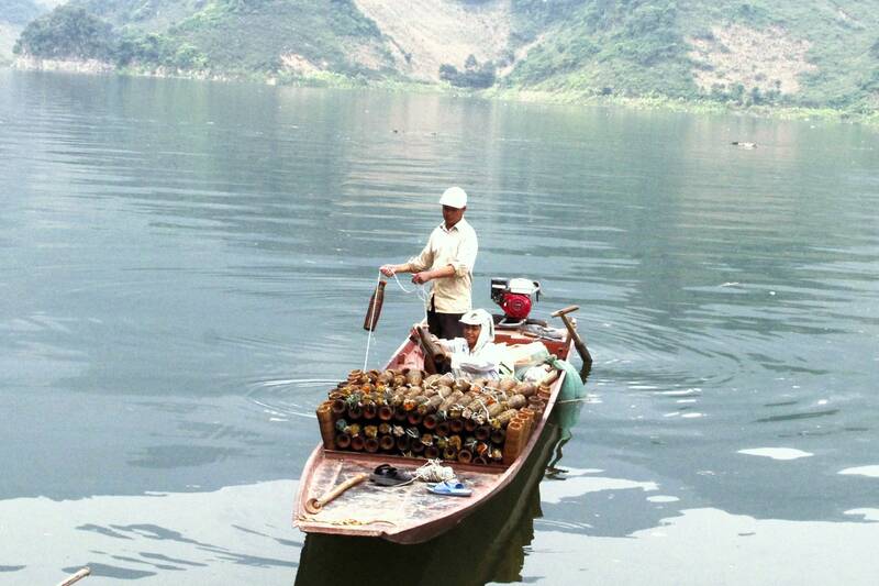 Người dân bản Nà Nong nuôi cá lồng và đánh bắt tôm sông. Ảnh: Trung Hải