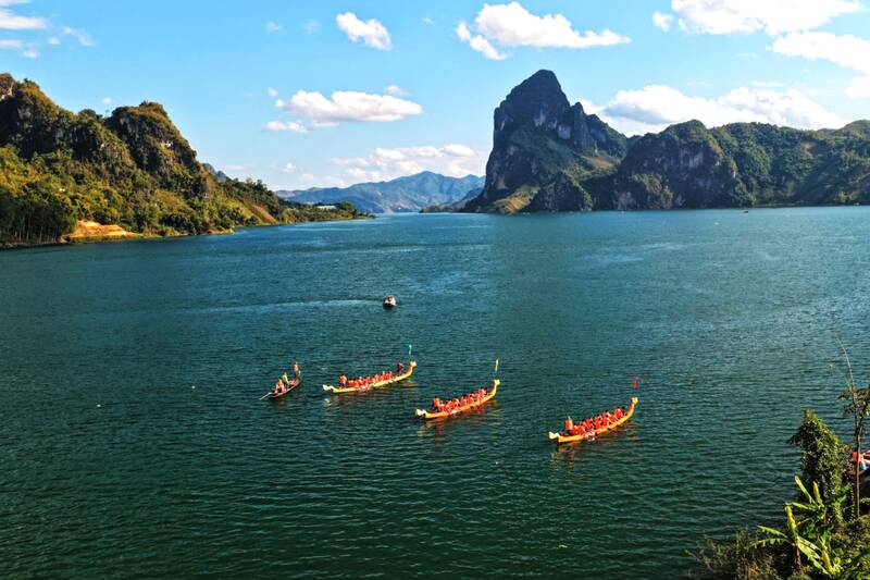 Mùa nước nổi, ven lòng hồ xã Chiềng Lao diễn ra cuộc thi đua thuyền. Ảnh: Trung Hải