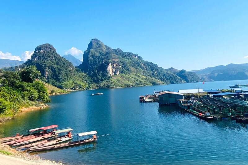 Khu vực  xã Chiềng Lao ven lòng hồ Thủy điện Sơn La bình yên giữa màu nước xanh ngọc bích. Ảnh: Trung Hải