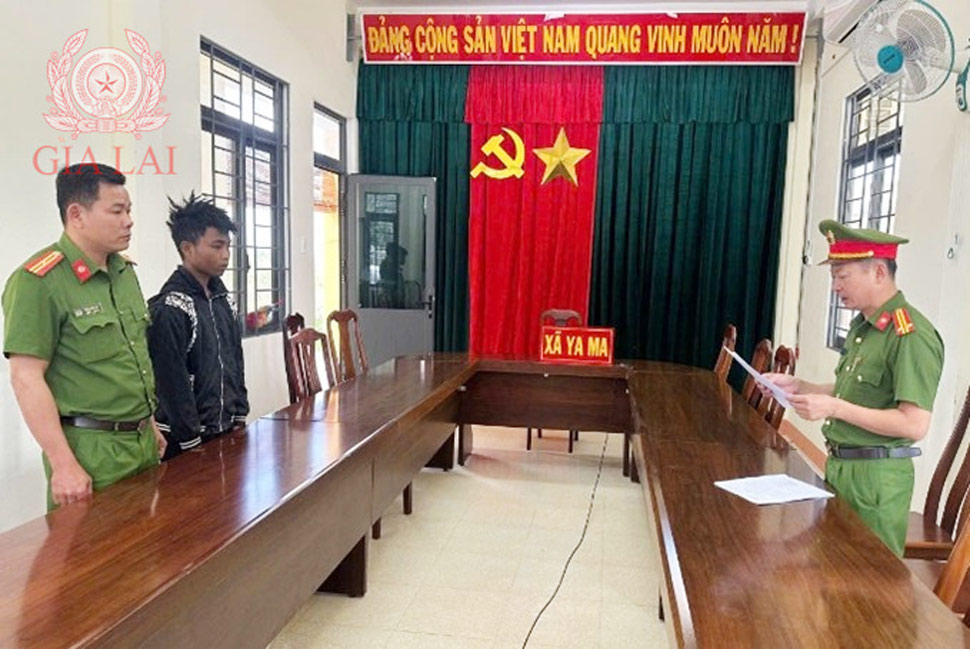 Công an xã Ya Ma (Gia Lai) thi hành quyết định khởi tố đối với Đinh Nâu. Ảnh: Công an