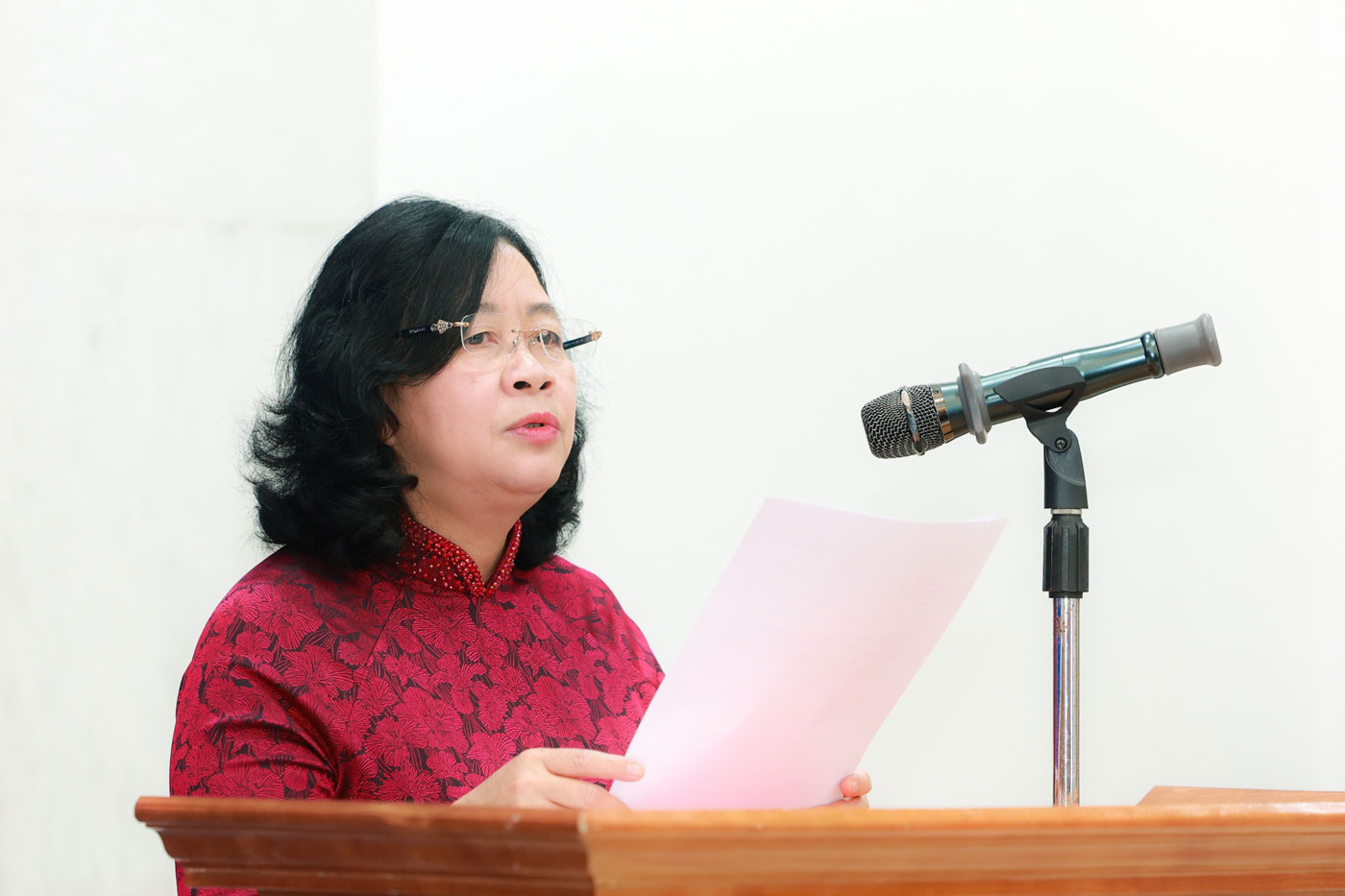 Đồng chí Bùi Thị Minh Hoài, Ủy viên Bộ Chính trị, Bí thư Trung ương Đảng, Bí thư Đảng ủy Mặt trận Tổ quốc, các đoàn thể Trung ương, Chủ tịch Ủy ban Trung ương Mặt trận Tổ quốc Việt Nam phát biểu giao nhiệm vụ cho đồng chí Nguyễn Anh Tuấn - Bí thư Đảng ủy Tổng Liên đoàn Lao động Việt Nam nhiệm kỳ 2025 - 2030. Ảnh: Hải Nguyễn