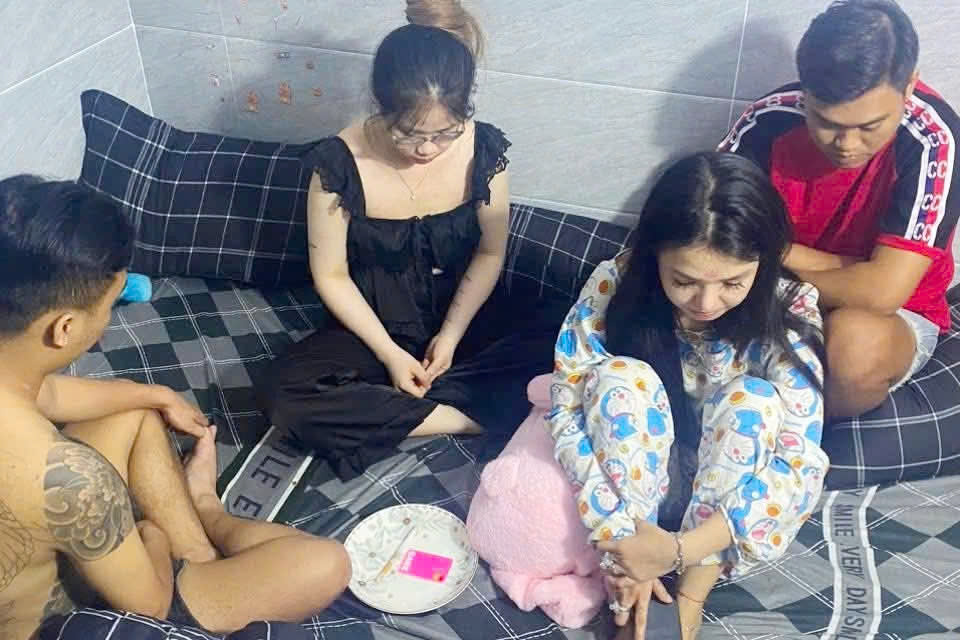 Các đối tượng bị bắt trong khu nhà trọ. Ảnh: Công an Tây Ninh