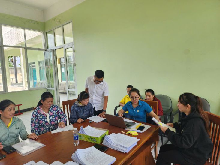 Ms. Le Thi Ngoc Oanh, Deputy Head of the Trade Union of Industrial Parks, Da Nang City Labor Federation (2nd from right) supports workers in preparing lawsuit dossiers. Photo: Tuong Minh