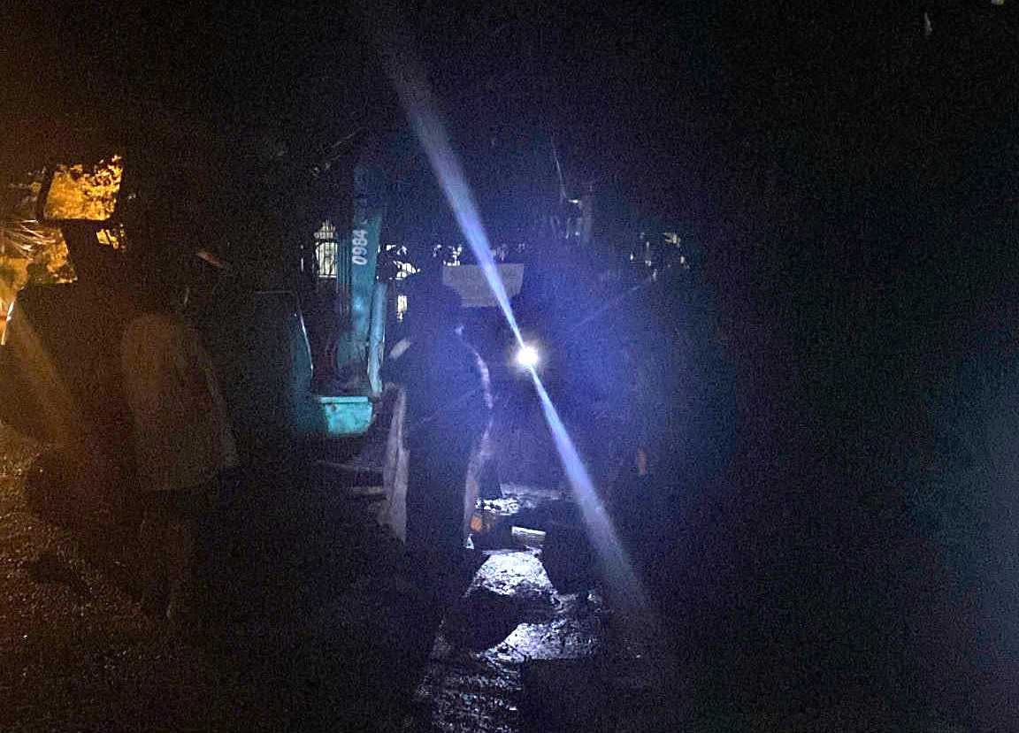 People in Thanh Nhat ward (Dak Lak province) organize rescue of a man trapped in a drainage ditch. Photo: People provided