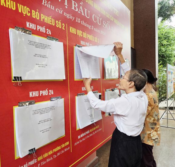People come to see the voter list at Tan Binh Ward People's Committee. Photo: Minh Tam