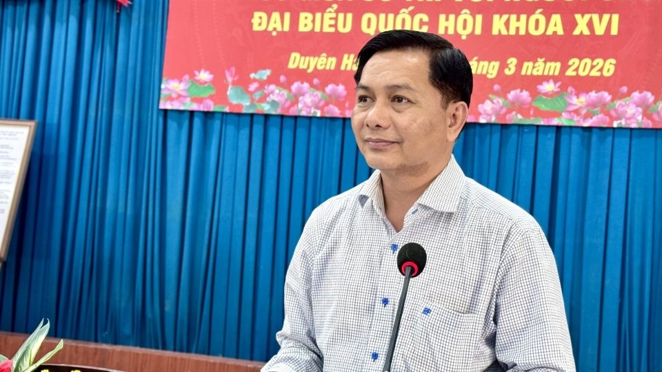 Mr. Tran Van Lau - Member of the Party Central Committee, Secretary of Vinh Long Provincial Party Committee - on behalf of the candidates exchanged and clarified issues of concern to voters. Photo: Hoang Loc