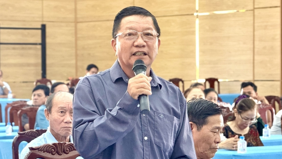 Cử tri tham gia phát biểu ý kiến tại hội nghị tiếp xúc vận động bầu cử Quốc hội. Ảnh: Hoàng Lộc