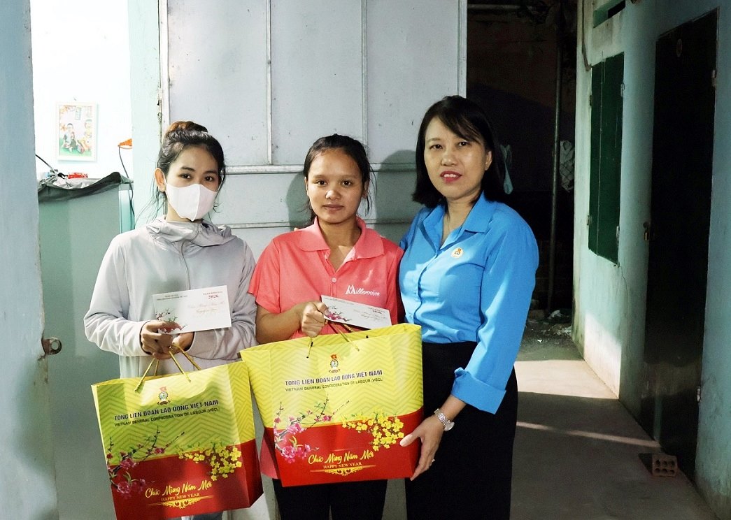 Bà Nguyễn Thị Việt Hiển - Phó Chủ tịch Liên đoàn Lao động tỉnh Quảng Ngãi đến phòng trọ tặng quà Tết cho công nhân. Ảnh: Công đoàn Quảng Ngãi