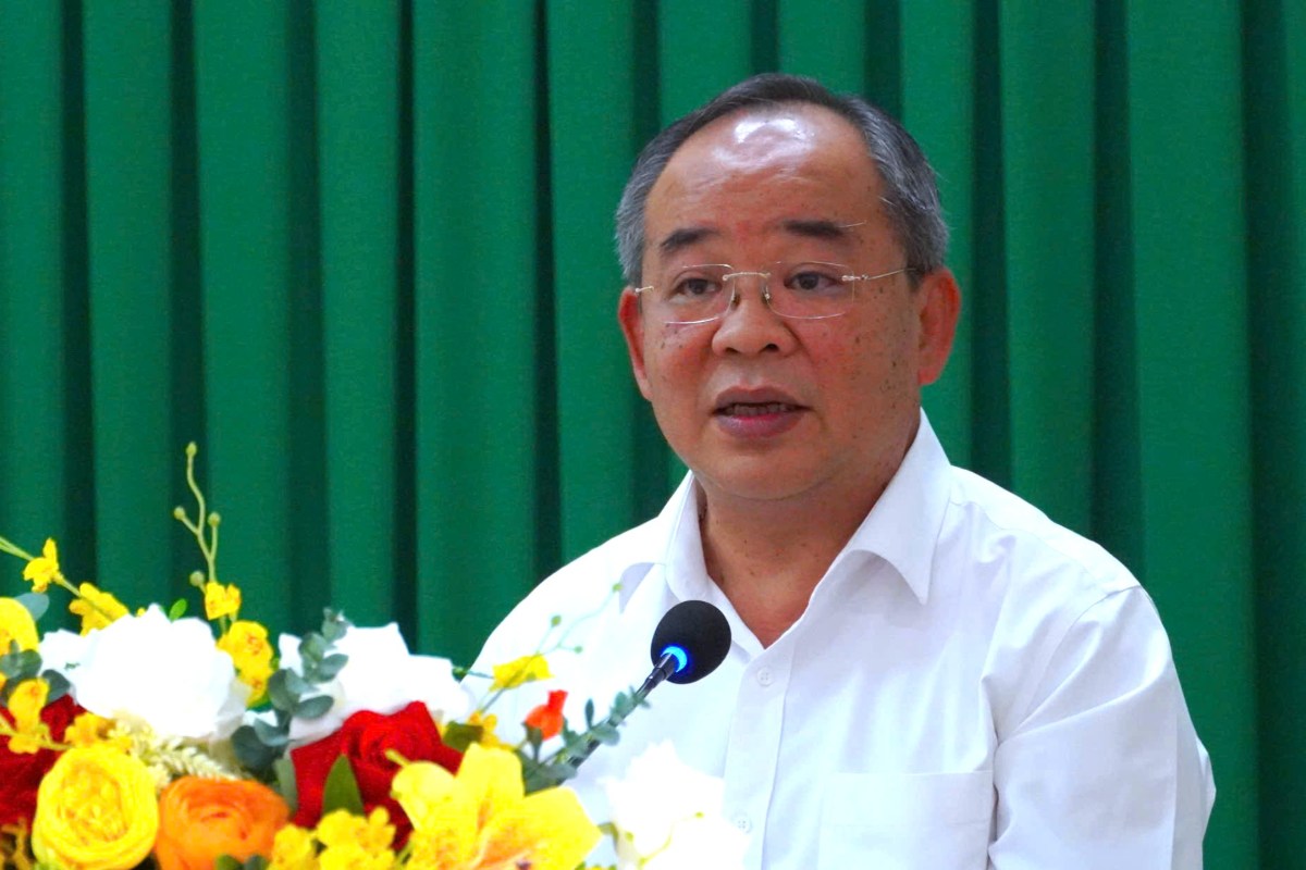 Ông Lê Khánh Hải - Ủy viên Trung ương Đảng, Chủ nhiệm Văn phòng Chủ tịch nước - trình bày chương trình hành động trong hội nghị tiếp xúc cử tri. Ảnh: Thành An