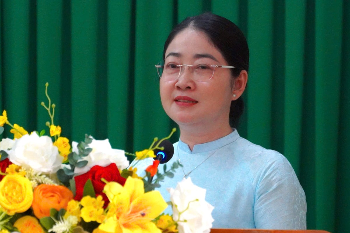 Bà Nguyễn Kim Loan trình bày chương trình hành động trong hội nghị tiếp xúc cử tri. Ảnh: Thành An