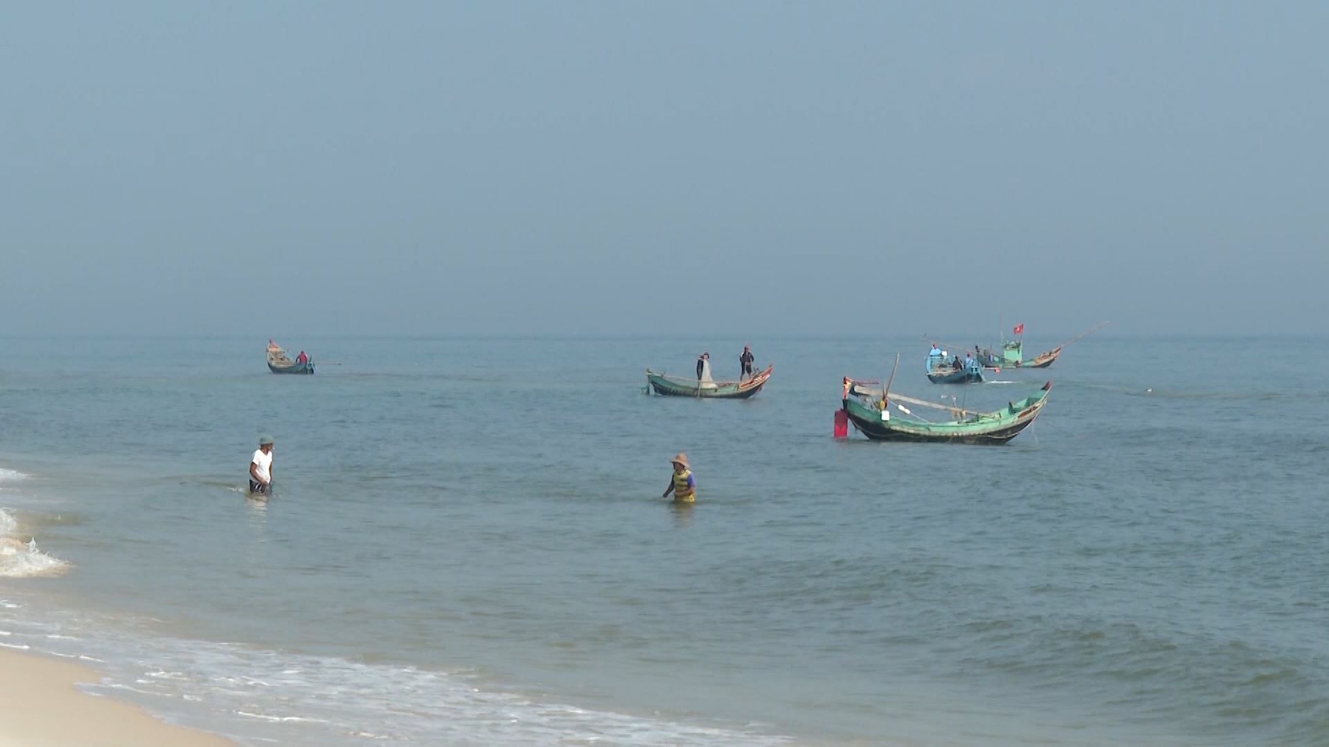 Fishermen in the coastal area of Ninh Chau commune have a bumper catch of sea shrimp paste at the beginning of the year. Photo: Thanh Trung