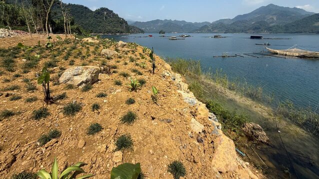 Thửa đất của ông Phạm Duy Quang (bên phải) đã hoàn thành việc san lấp, lấn hồ. Bên trái là phần đất được đổ, lấn chiếm xa hơn về phía lòng hồ Hòa Bình mới lộ ra sau khi nước hồ rút. Ảnh: Minh Nguyễn