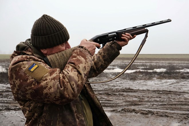 A Ukrainian soldier uses a gun to shoot down an enemy UAV. Photo: AFP