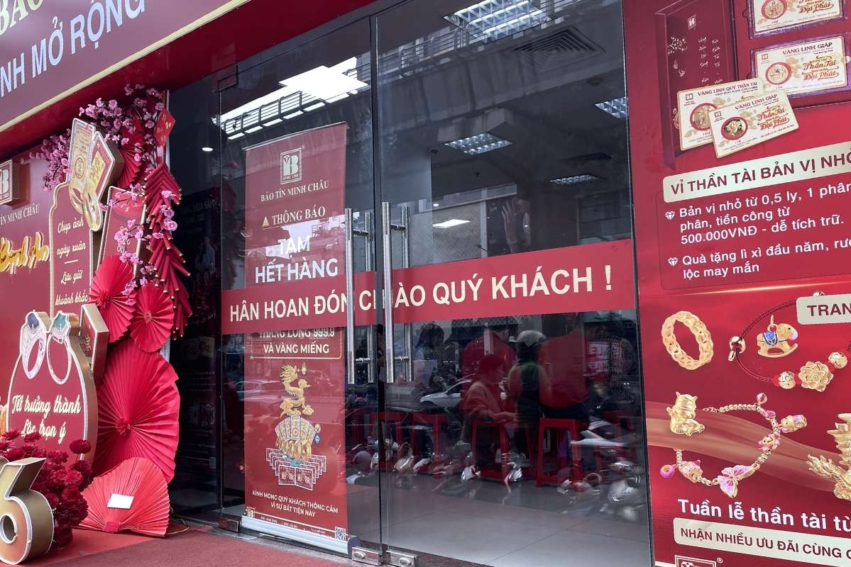 Tính đến 9h55, cửa hàng đã treo biển thông báo tạm hết hàng.