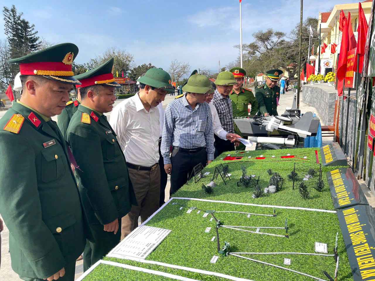 Các đại biểu tham quan mô hinh học cụ huấn luyện. Ảnh: Tiểu đoàn phòng thủ đảo Bạch Long Vĩ