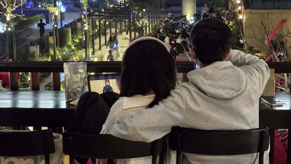 Enjoying coffee is one of the good suggestions to help couples welcome the holiday 8. 3. Photo: Tuan Dat