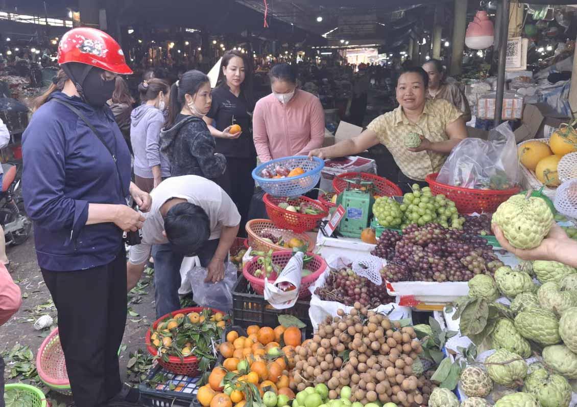 Bustling buying and selling at the fruit stall. Photo: Tran Tuan