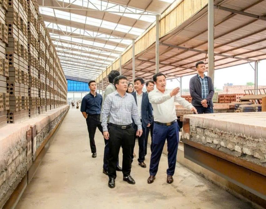 Hau Loc commune government, Thanh Hoa province visits and encourages businesses at the beginning of the new year. Photo: Thanh Hoa Trade Union