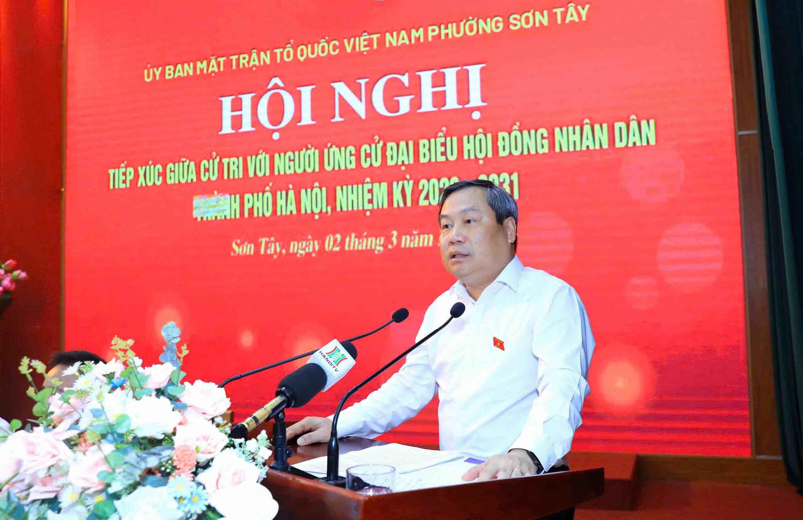 Hanoi Chairman Vu Dai Thang speaks at the voter meeting. Photo: Pham Linh